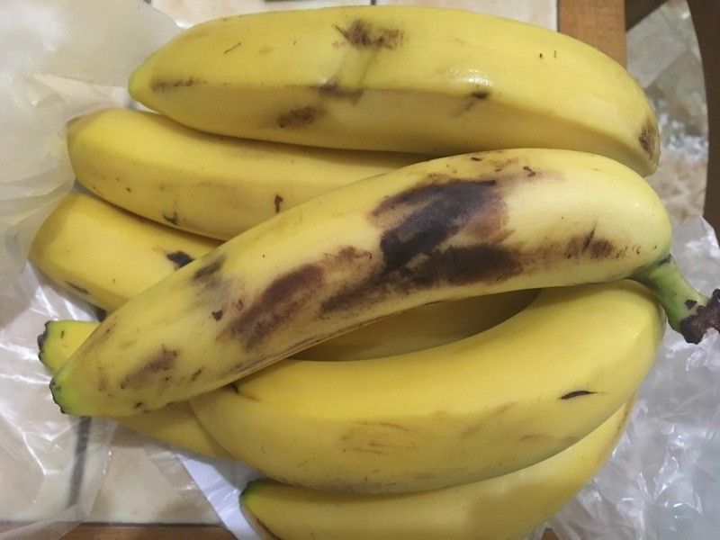 Почему чернеют бананы. Переспелый банан. Переспелый банан внутри.